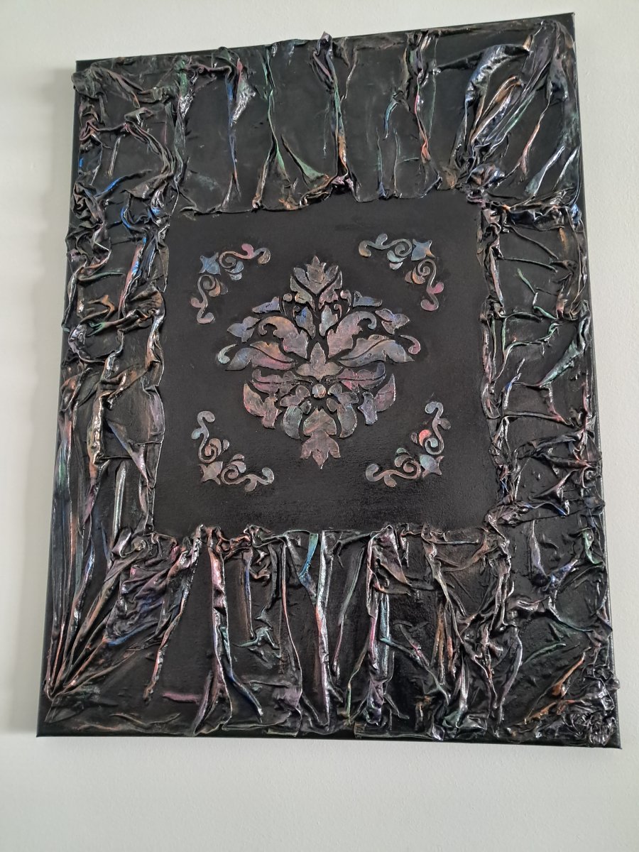tableau en relief,  tissu et p&acirc;te de texture, noir et couleurs m&eacute;talliques 